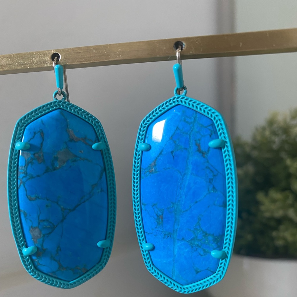 Gorgeous blue Kendra Scott Danielle earrings.